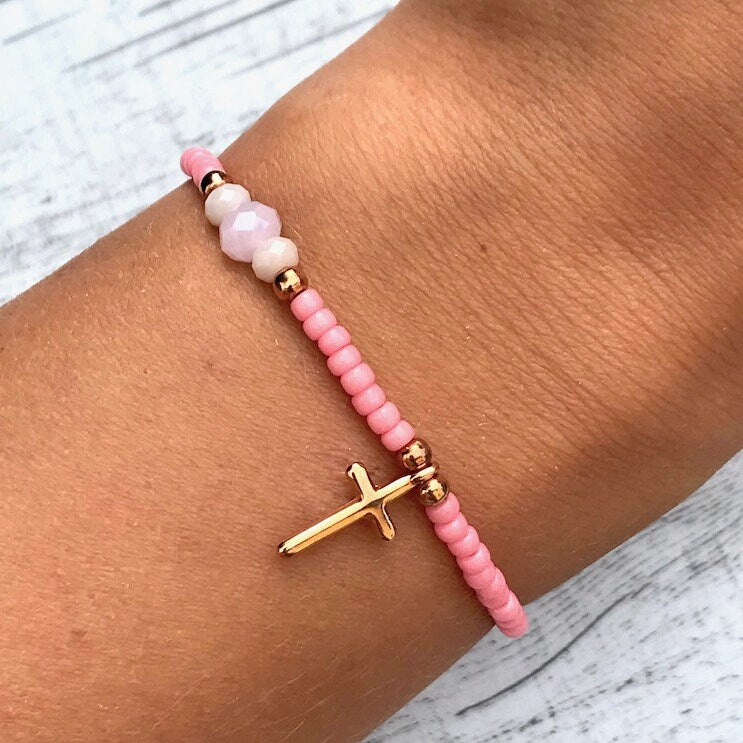 Armband "Small Cross" aus rosa japanischen Saatperlen