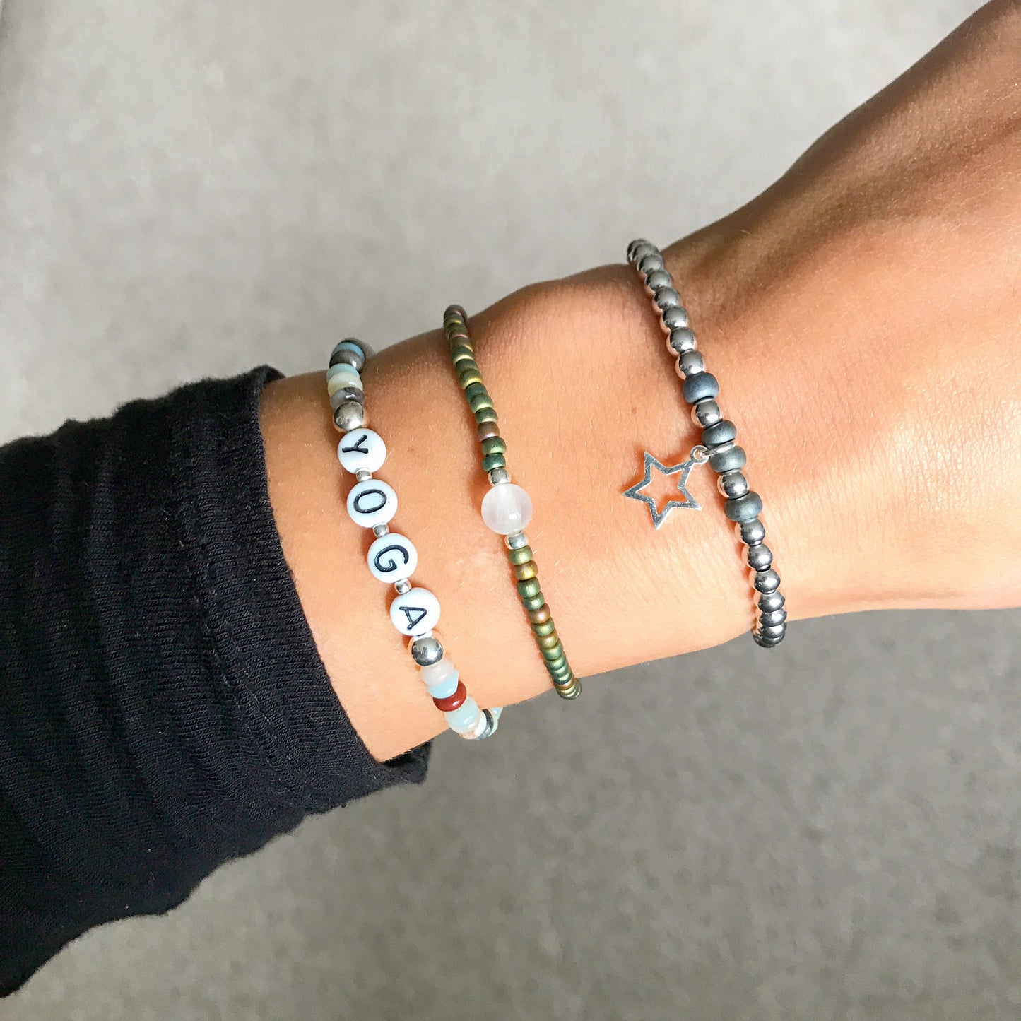 Personalisiertes Armband "Travel" mit Glasbuchstaben