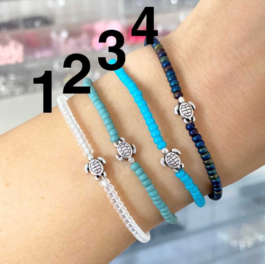 Zartes Perlenarmband mit Schildkröte
