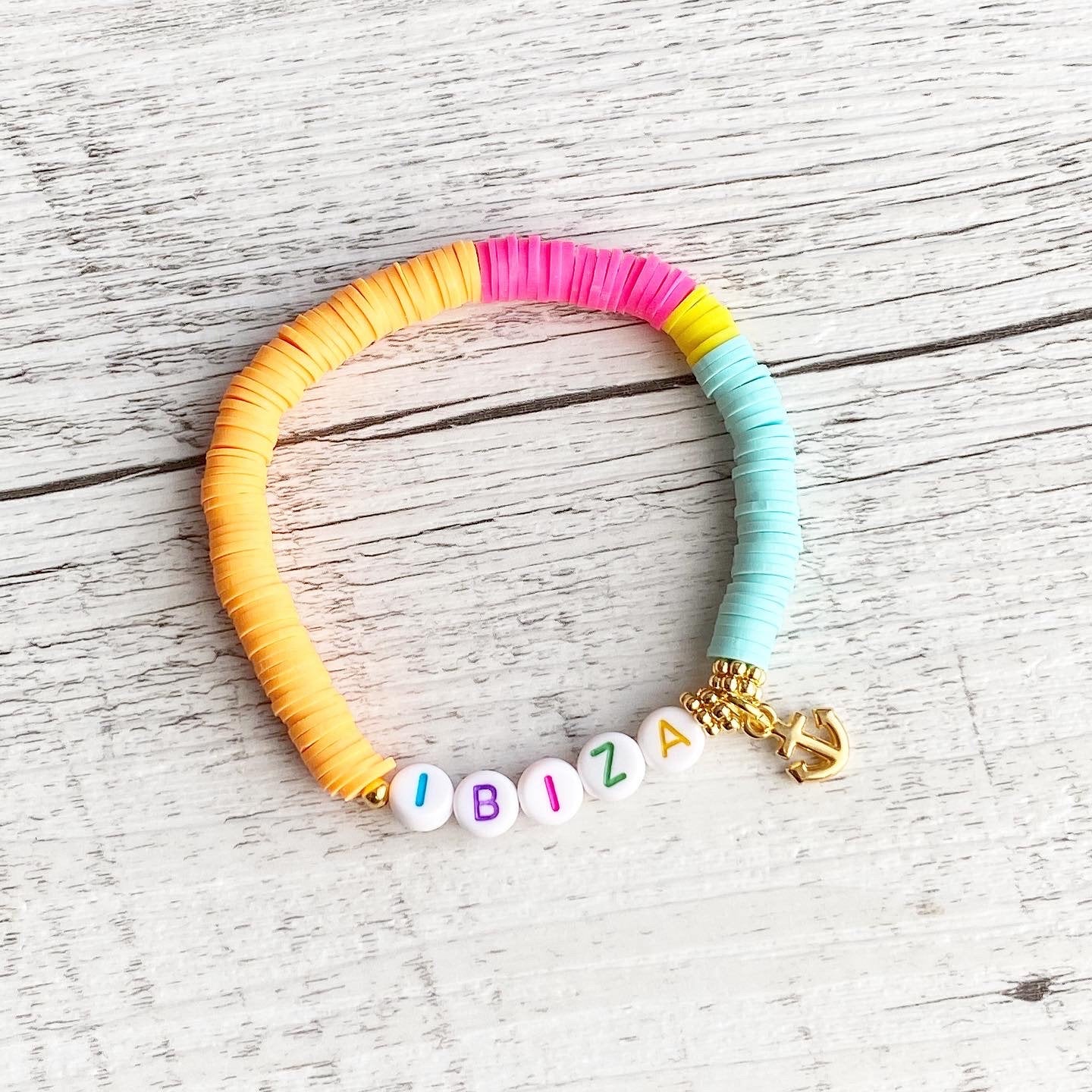 Personalisiertes Armband "Holiday" mit goldenem Anker Anhänger