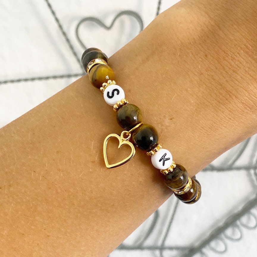 Personalisiertes Armband aus Tigerauge Edelsteinen und Herz Anhänger in Gold