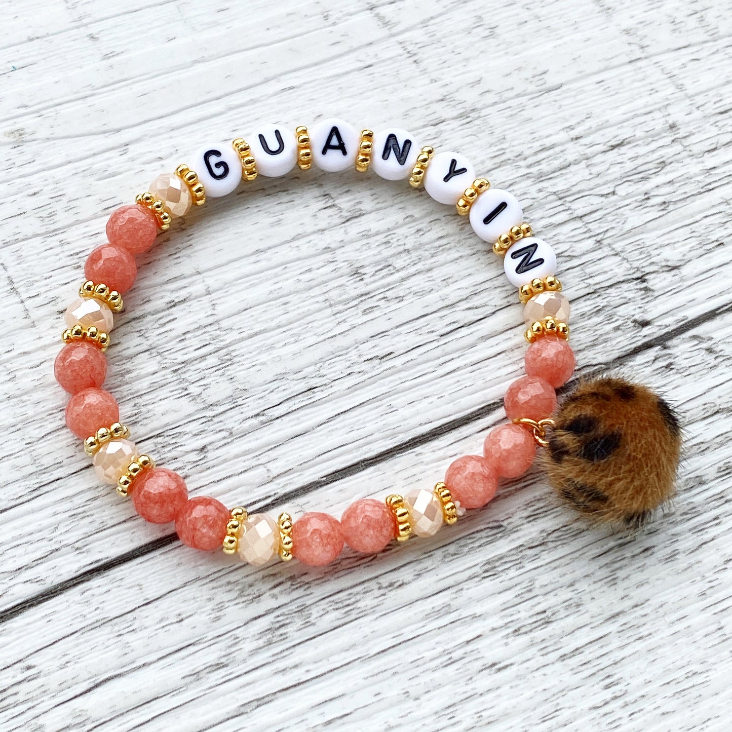 Personalisiertes Armband "Diva" aus Malaysia Jade Edelsteinen mit Leo Pom Pom