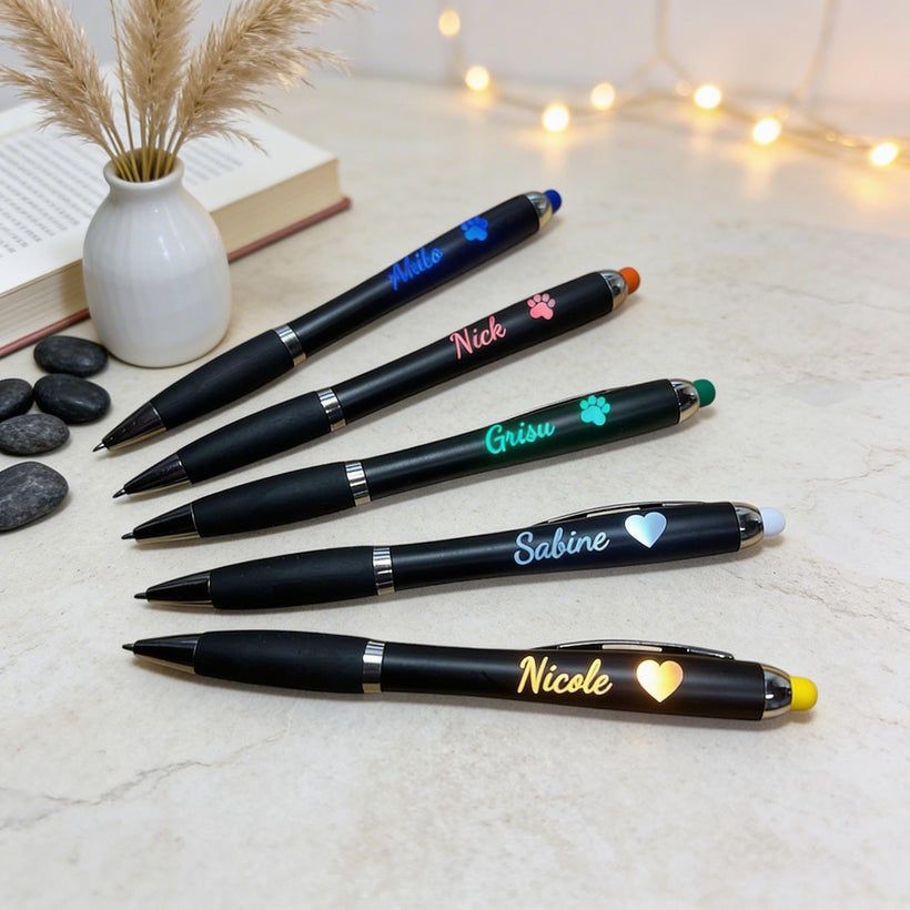 Kugelschreiber mit Gravur und LED – personalisiertes Geschenk aus dem Harz