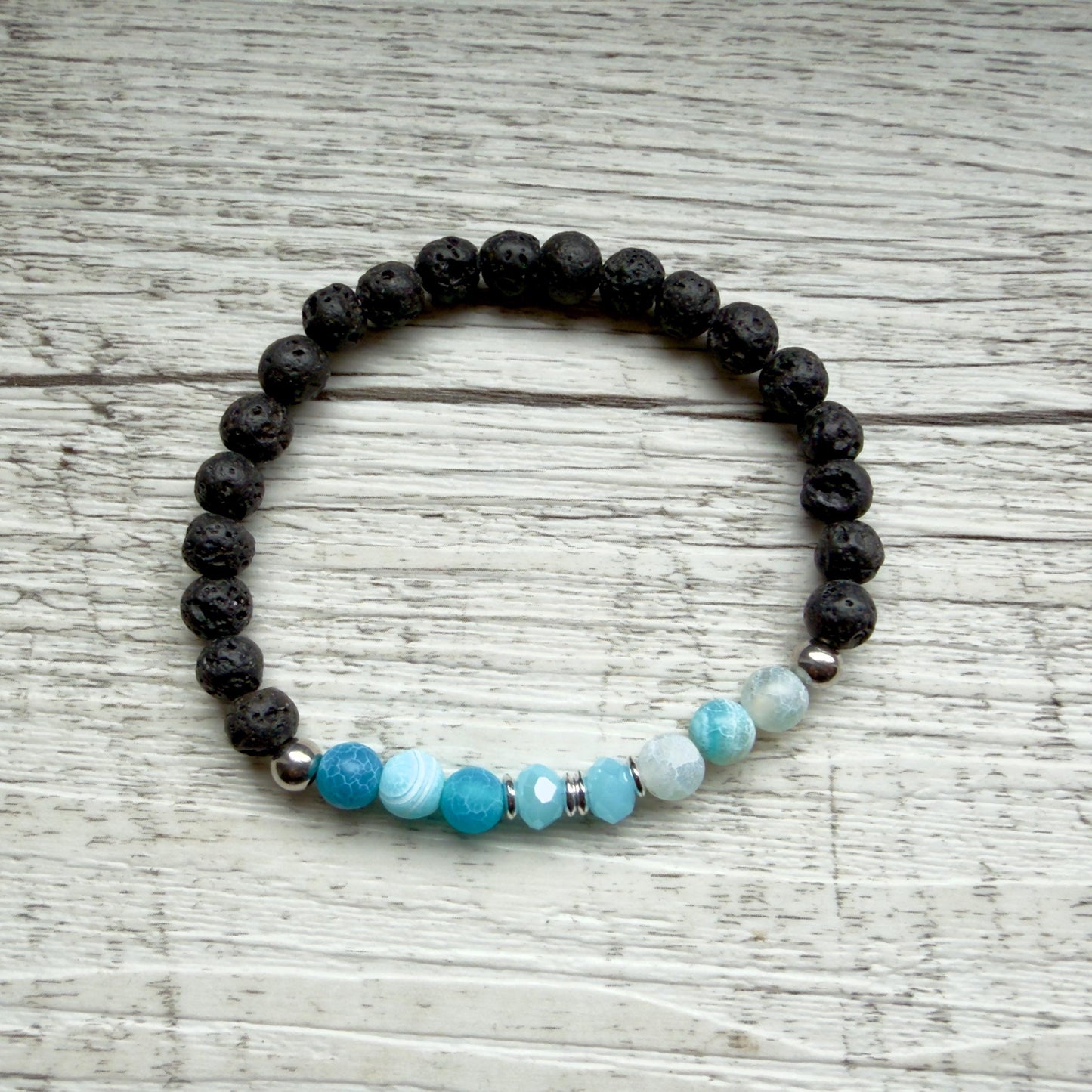 Perlenarmband mit Lavastein und blauem Achat | Handgefertigt