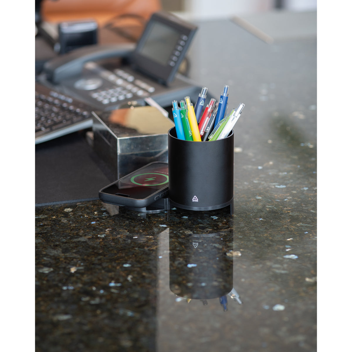 Stifteköcher mit Wireless Charging BORIS