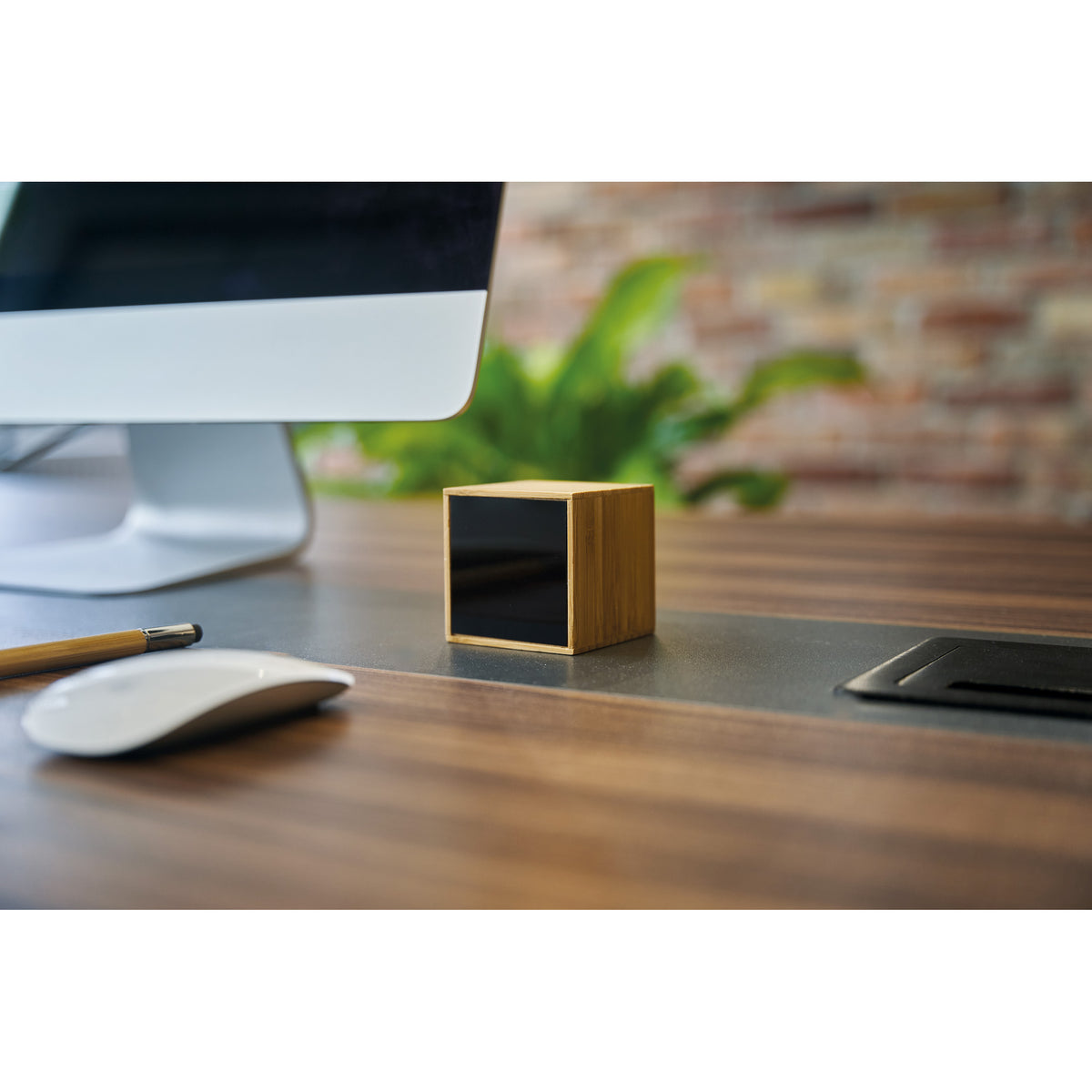 Tischuhr mit schwarzem Display und blauer LED Anzeige EILEEN
