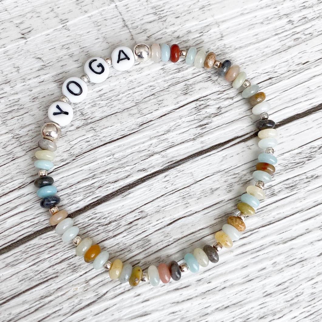 Personalisiertes Armband "Travel" mit Glasbuchstaben