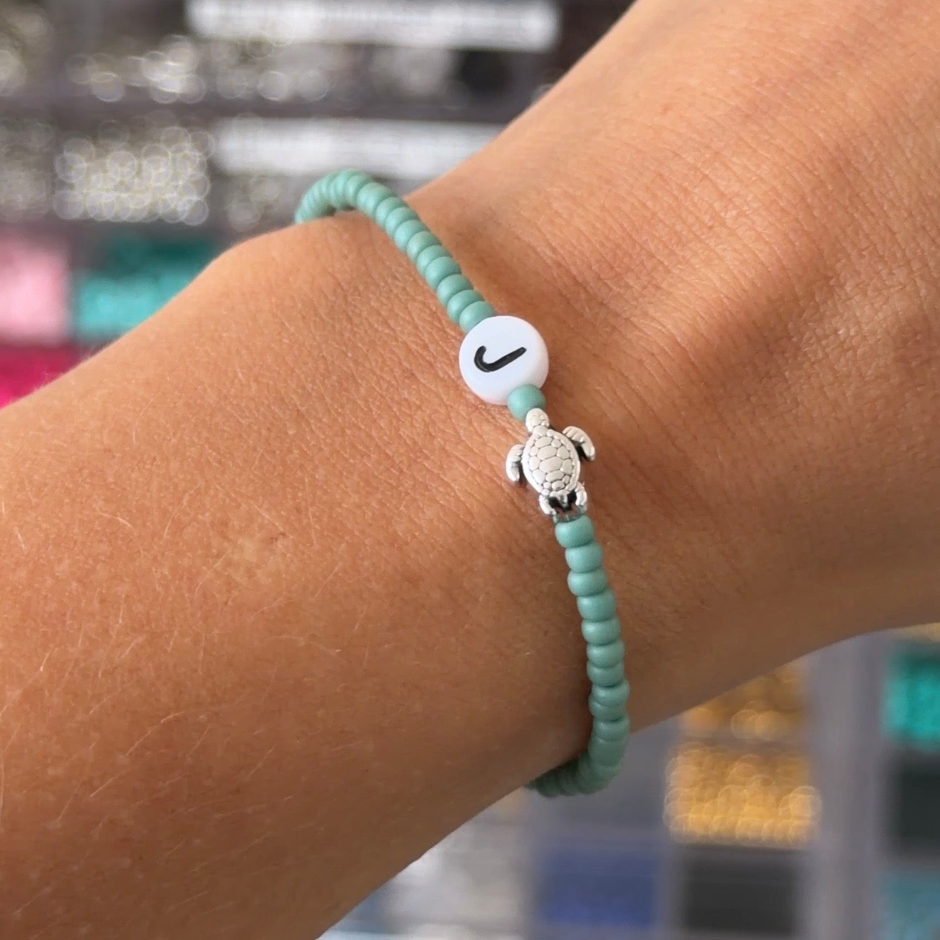Zartes Perlenarmband mit Schildkröte - personalisierbar