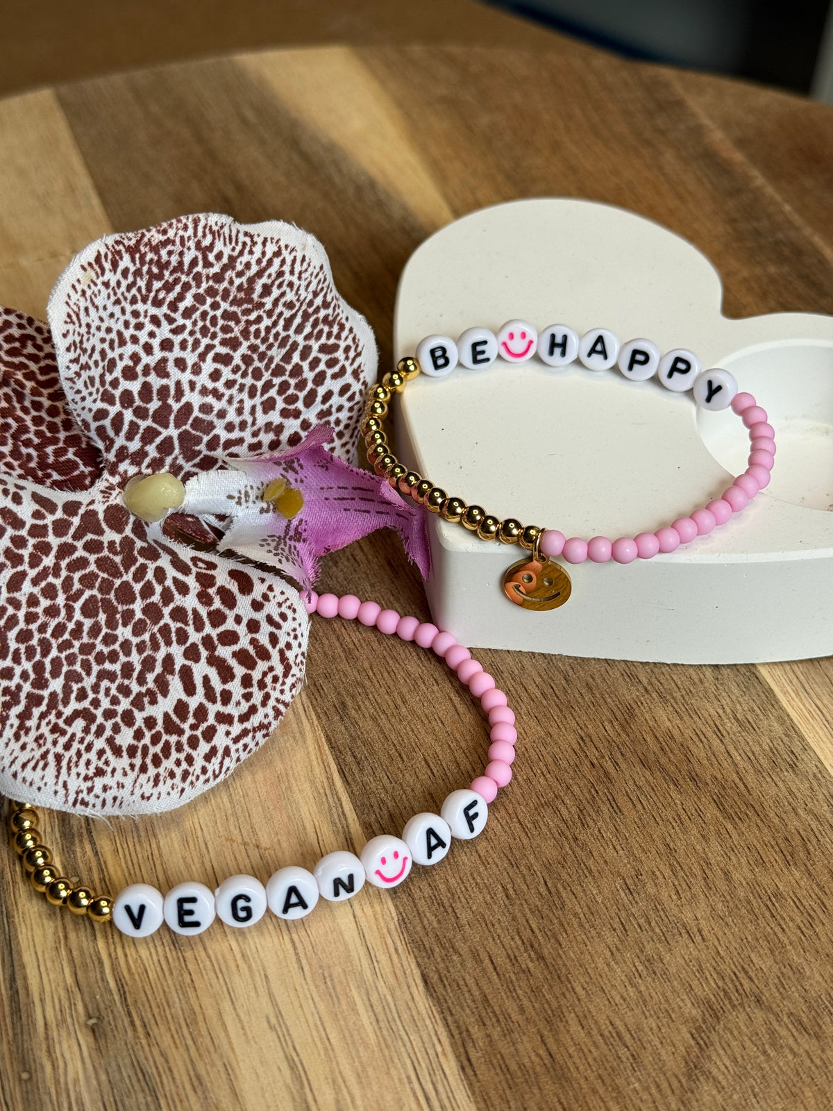 Personalisiertes Armband „Rosa Smiley“ mit Edelstahl Anhänger