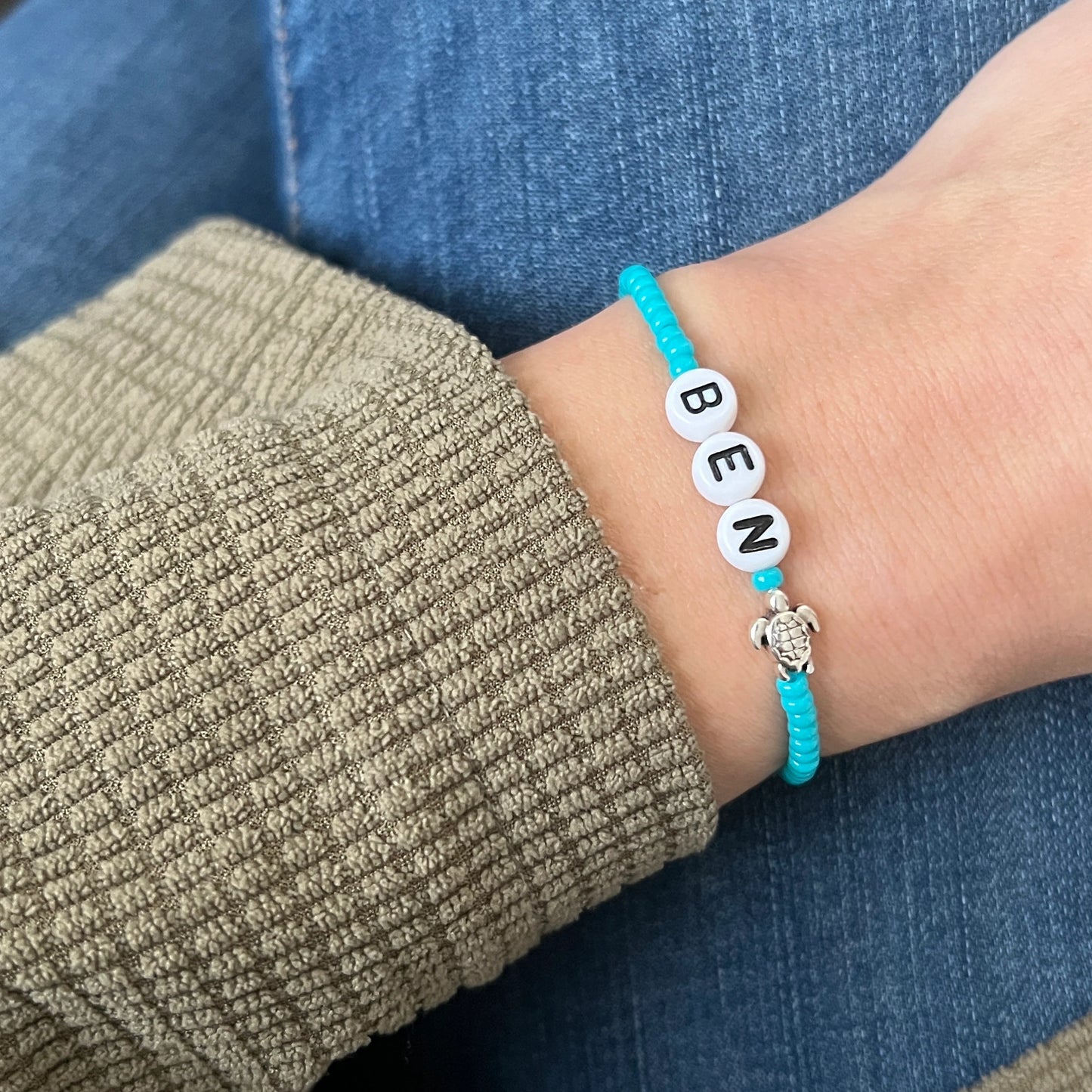 Zartes Perlenarmband mit Schildkröte - personalisierbar
