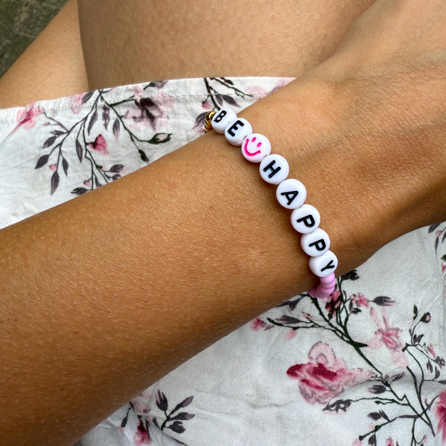 Personalisiertes Armband mit Smiley in Rosa und Gold aus Edelstahl