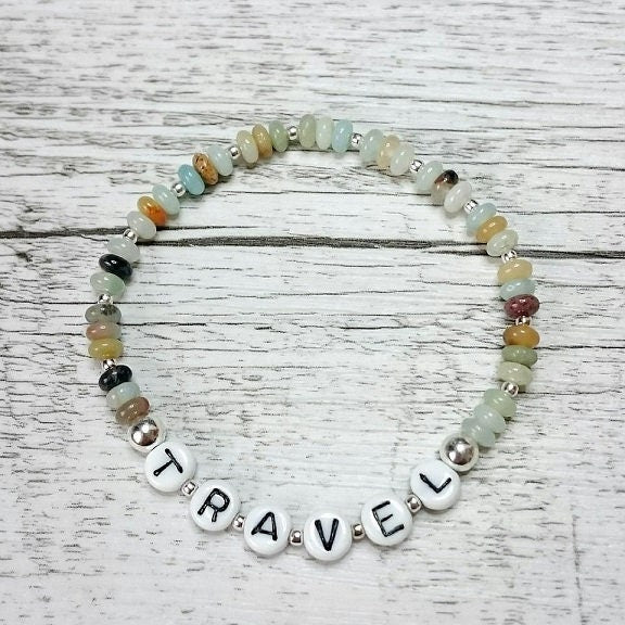Personalisiertes Armband "Travel" mit Glasbuchstaben