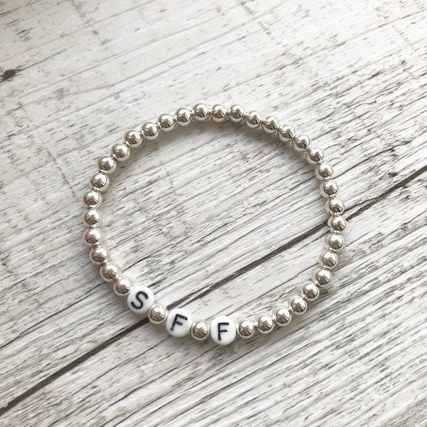 Personalisiertes Armband "Simply Silver" aus 925er Sterlingsilber mit handbemalten Glasbuchstaben