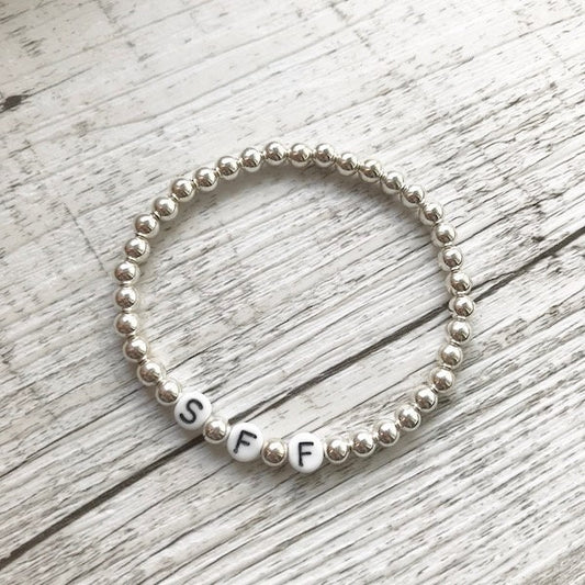 Personalisiertes Armband "Simply Silver" aus 925er Sterlingsilber mit handbemalten Glasbuchstaben