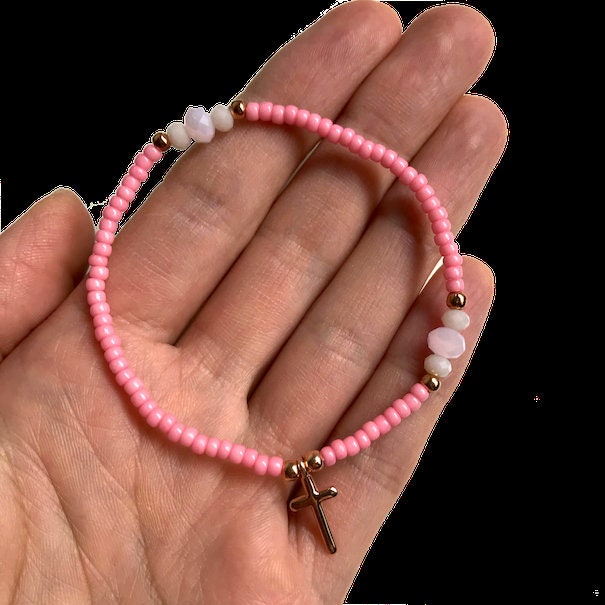 Armband "Small Cross" aus rosa japanischen Saatperlen