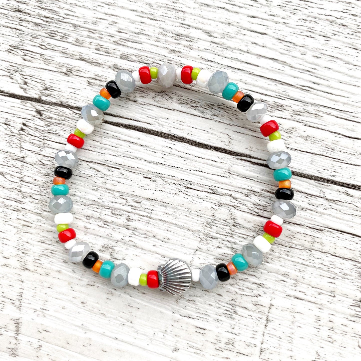 Buntes Perlenarmband mit Muschel in Silber