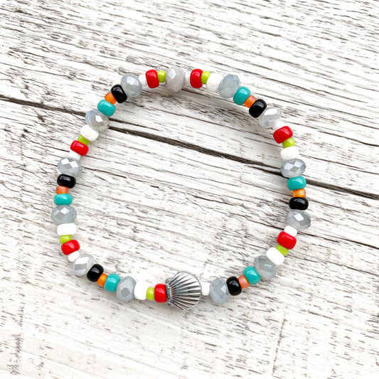 Buntes Perlenarmband mit Muschel in Silber