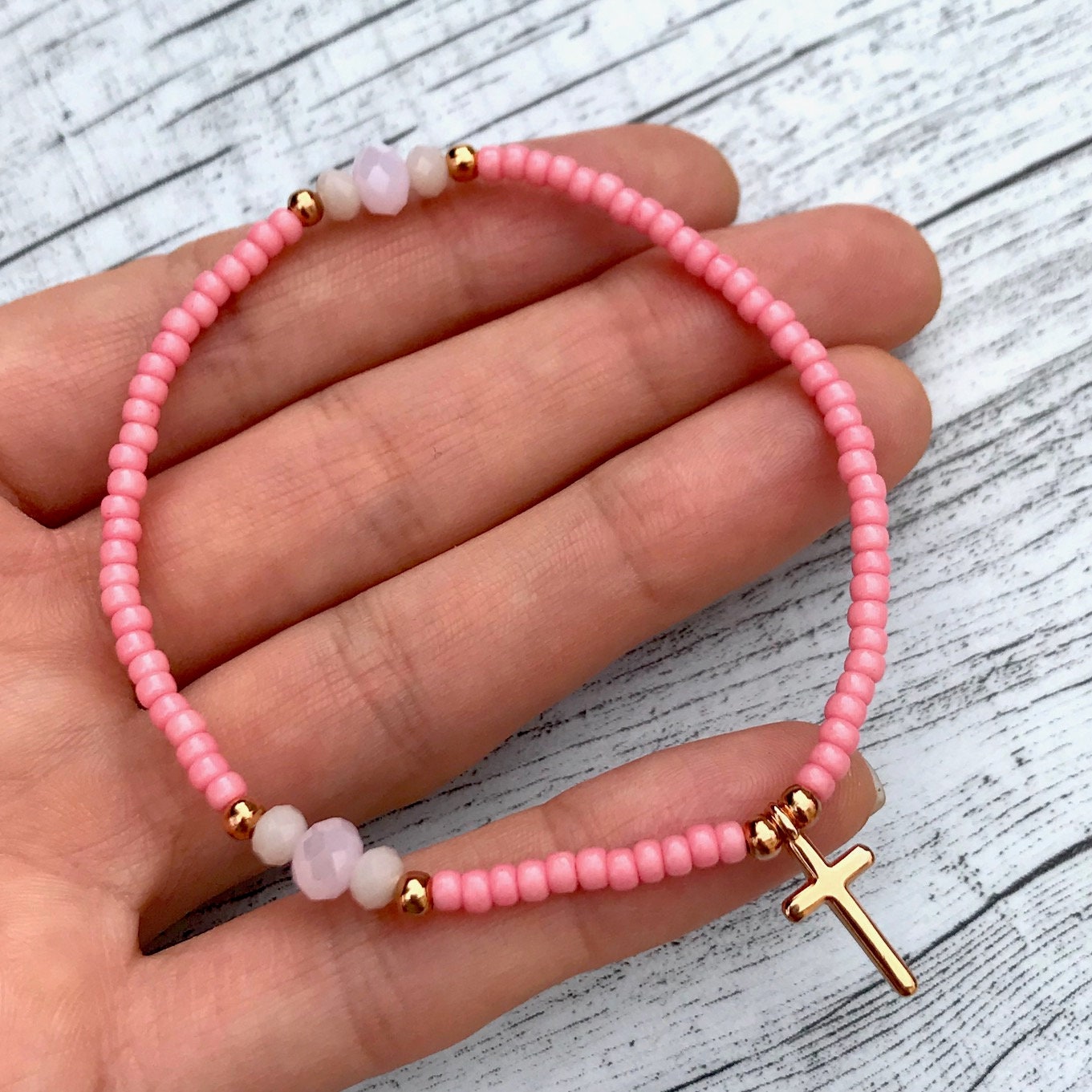 Armband "Small Cross" aus rosa japanischen Saatperlen