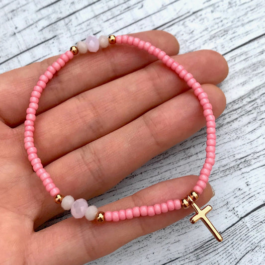 Armband "Small Cross" aus rosa japanischen Saatperlen