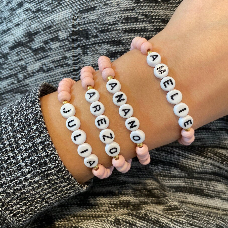Personalisiertes Armband "Rosé Words" aus rosa Holzperlen