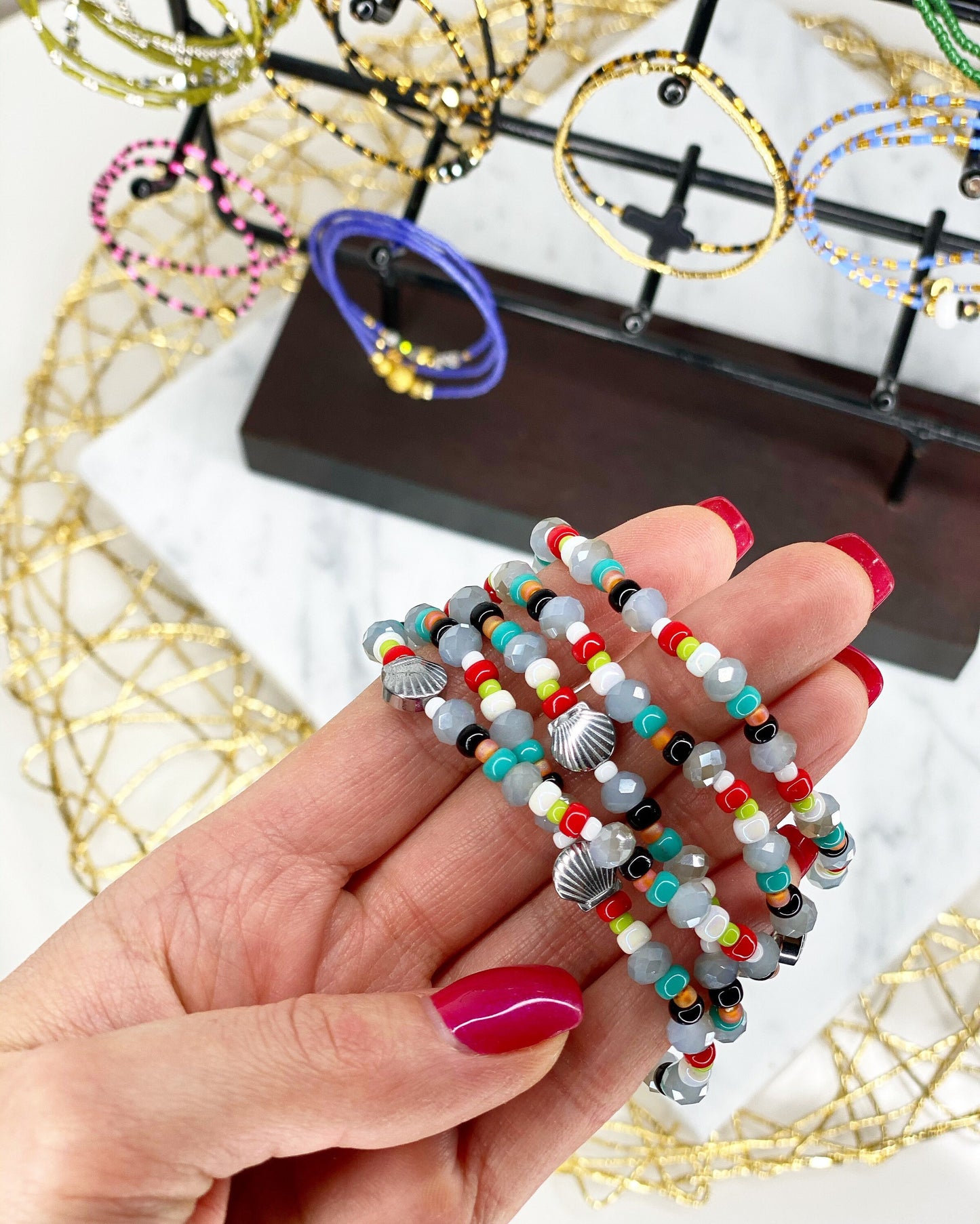 Buntes Perlenarmband mit Muschel in Silber