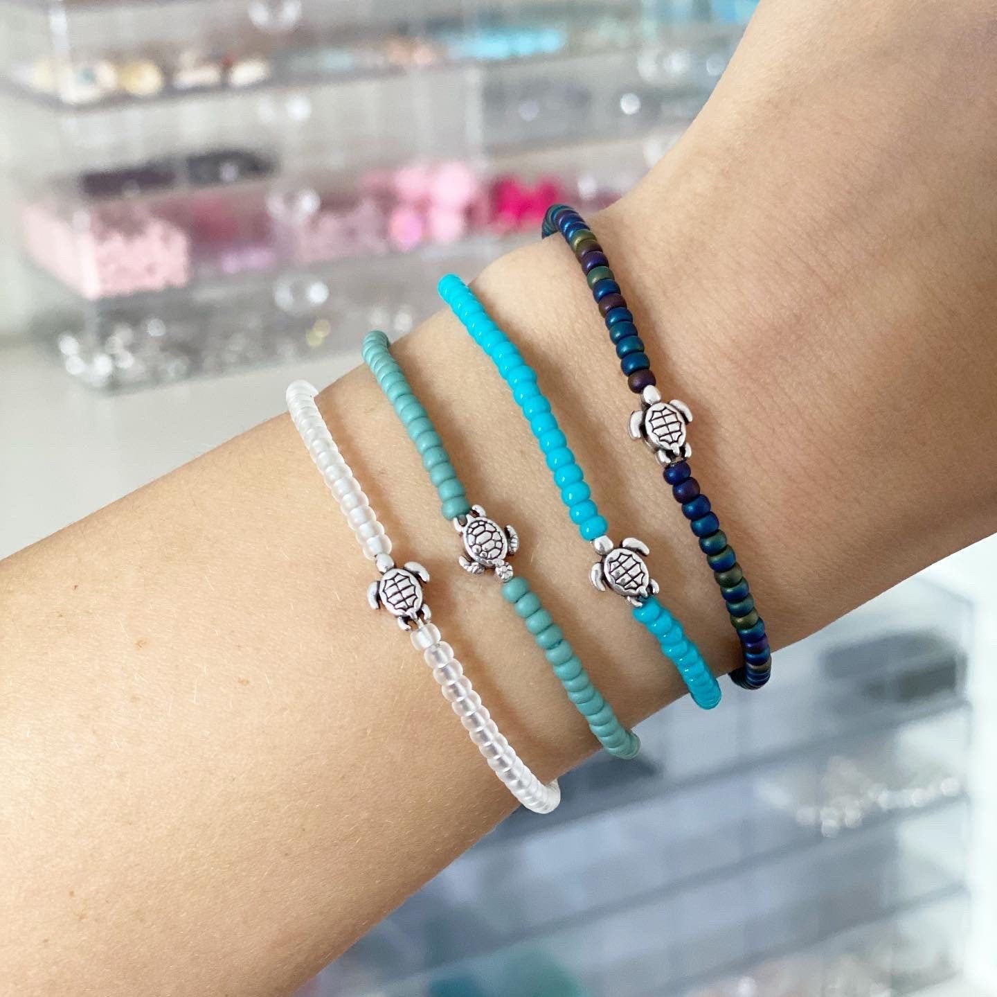Zartes Perlenarmband mit Schildkröte
