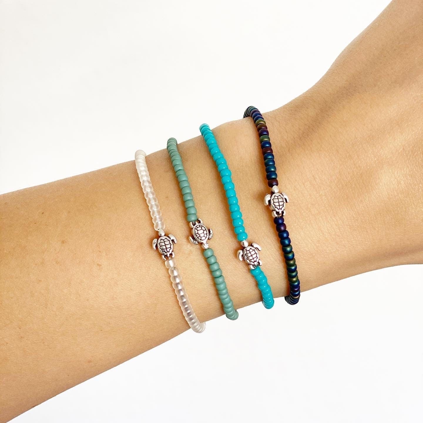 Zartes Perlenarmband mit Schildkröte