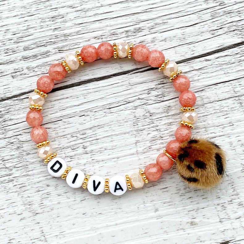 Personalisiertes Armband "Diva" aus Malaysia Jade Edelsteinen mit Leo Pom Pom