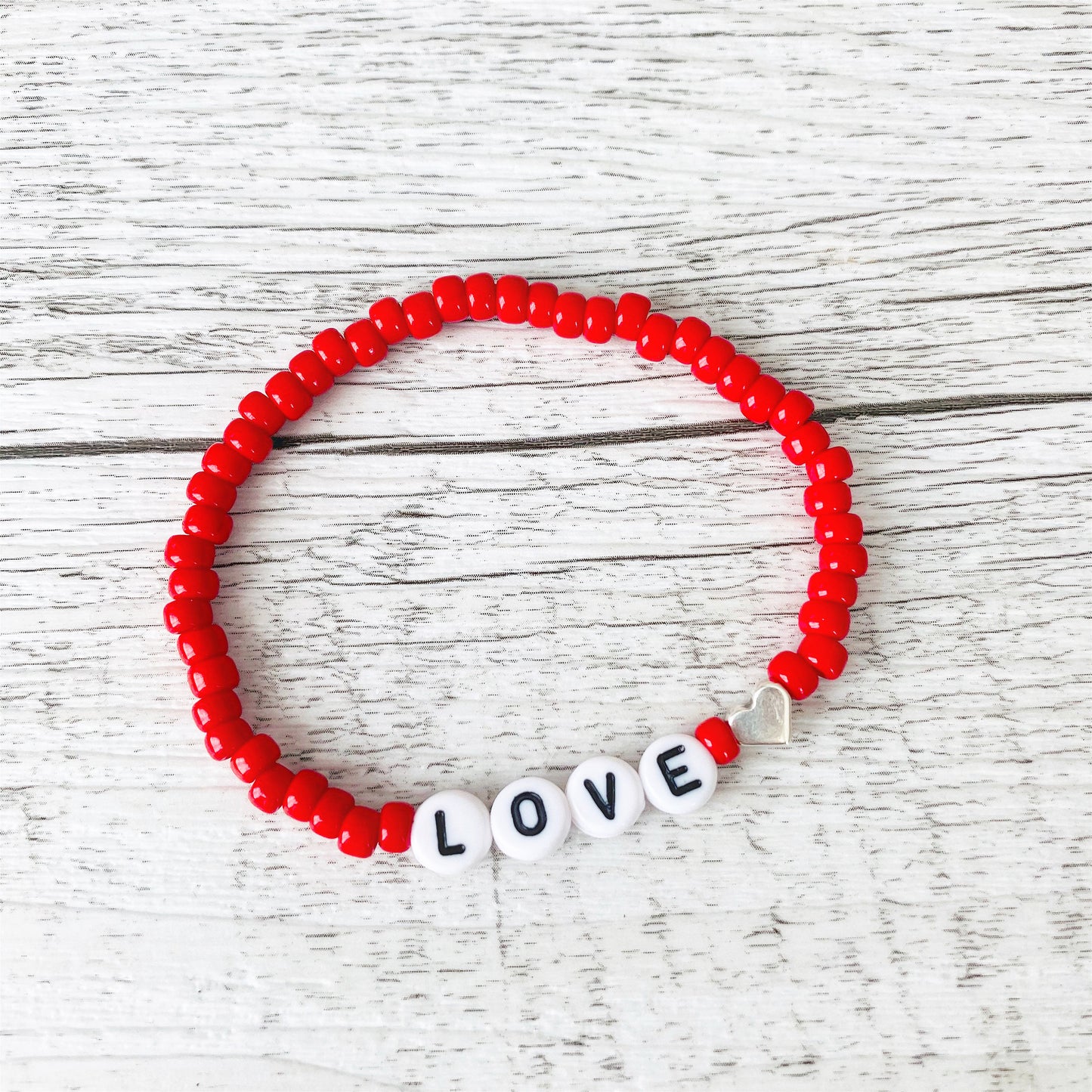 Personalisiertes Armband in Rot mit silbernem Herz