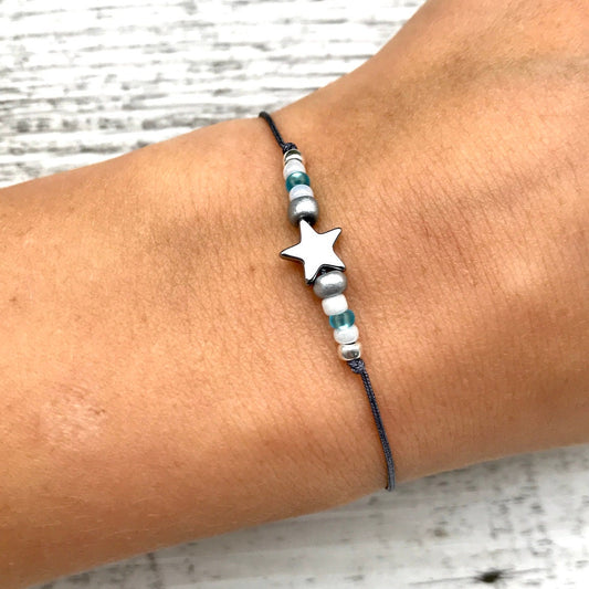 Feines Makramee Armband in Blau & Silber mit Stern
