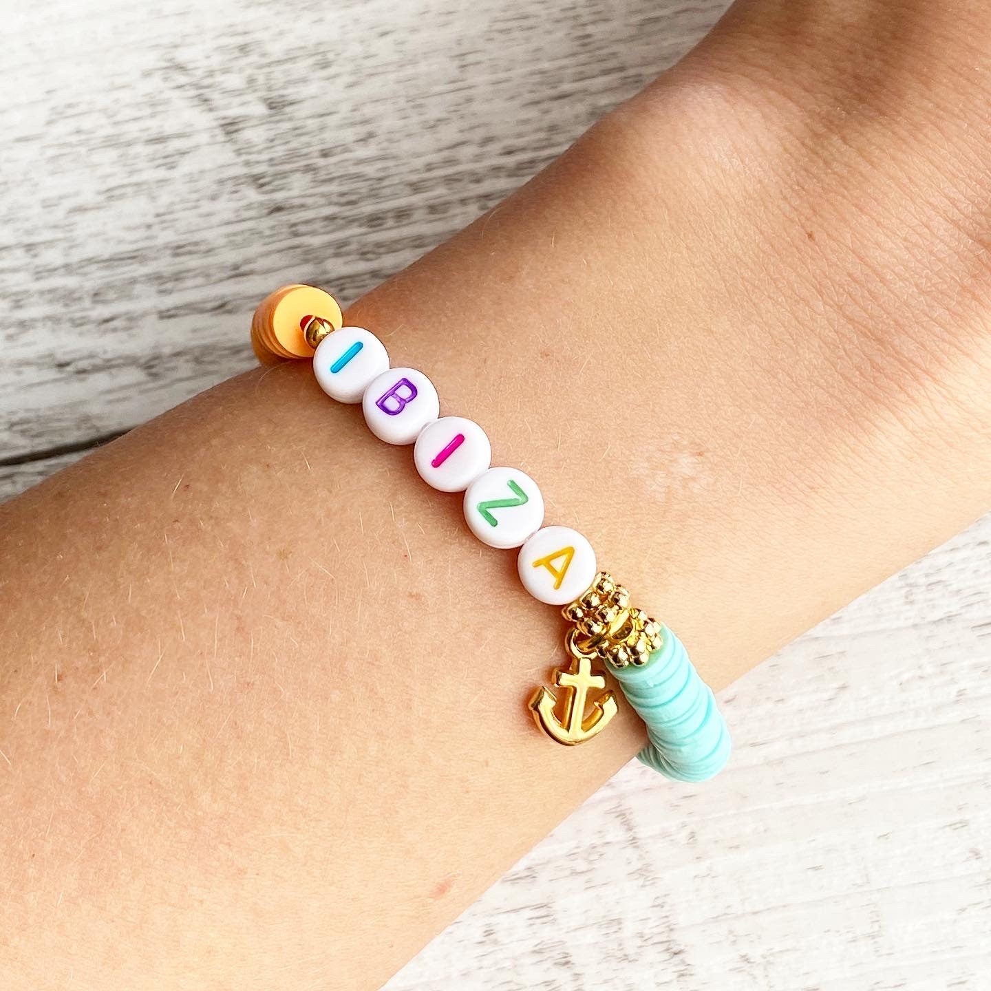 Personalisiertes Armband "Holiday" mit goldenem Anker Anhänger