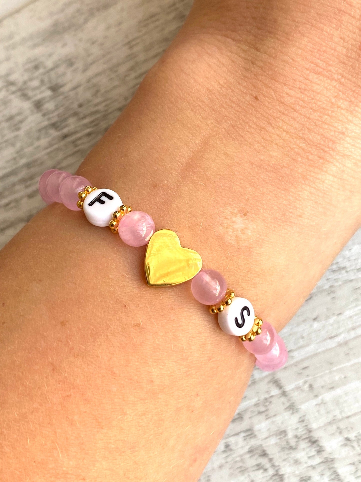 Personalisiertes Armband "Love Letter" aus Jade Edelsteinen und Edelstahl Herz