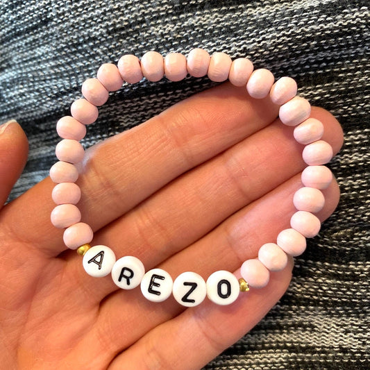 Personalisiertes Armband "Rosé Words" aus rosa Holzperlen