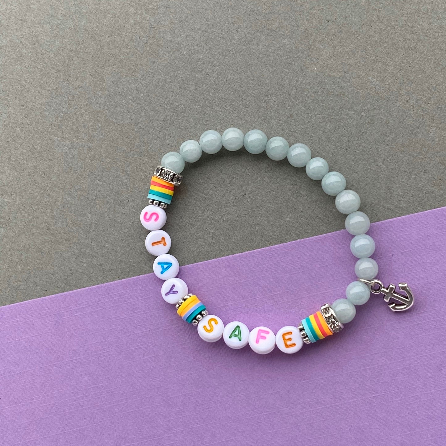 Personalisiertes Armband "Stay Safe" aus Jade Edelsteinen