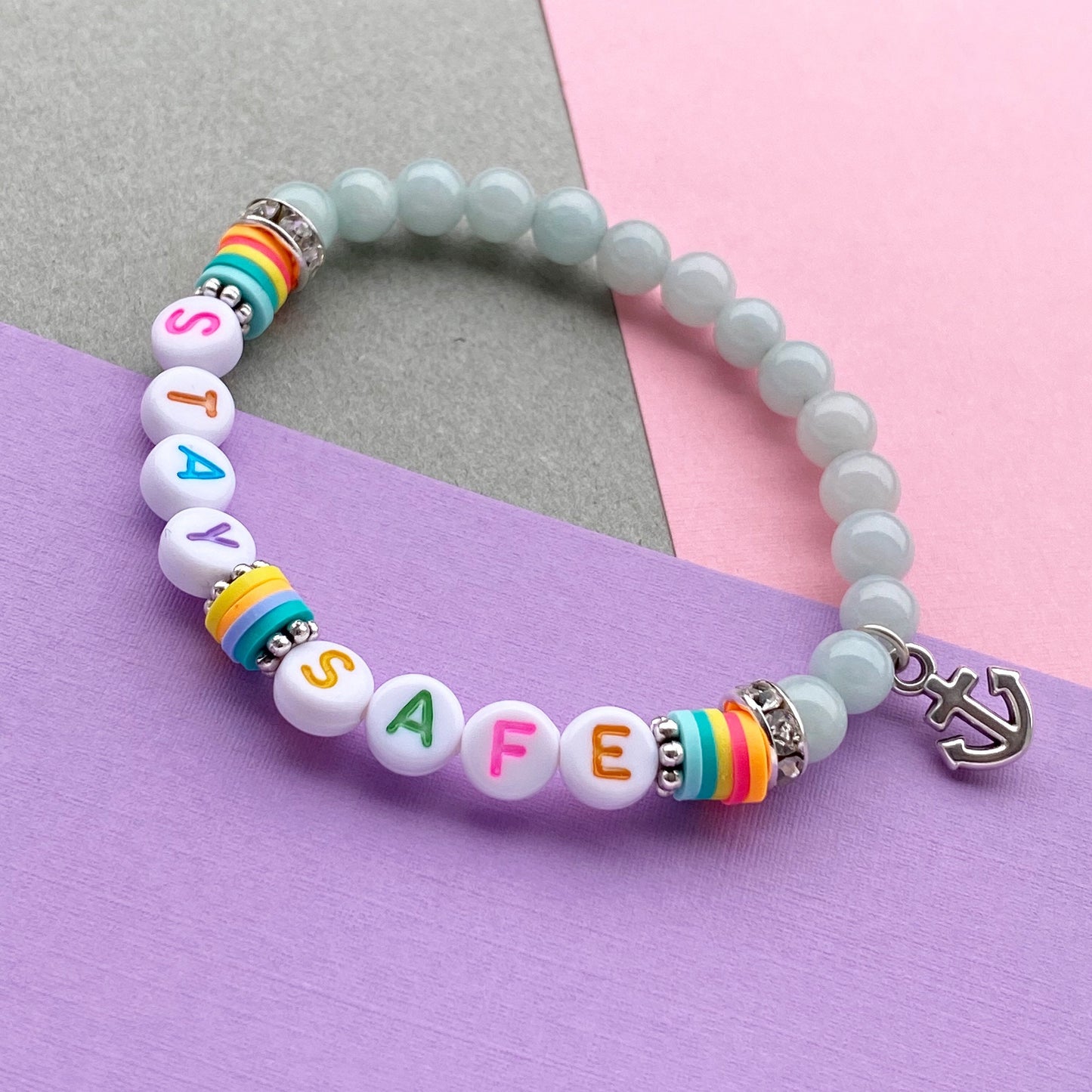 Personalisiertes Armband "Stay Safe" aus Jade Edelsteinen
