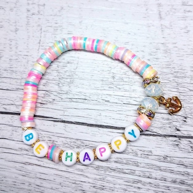 Personalisiertes Armband "Be Happy" aus bunten Katsuki Perlen
