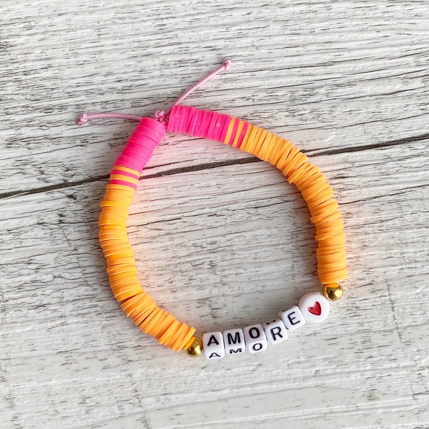 Personalisiertes Armband "Amore Neon" aus Katsuki Perlen