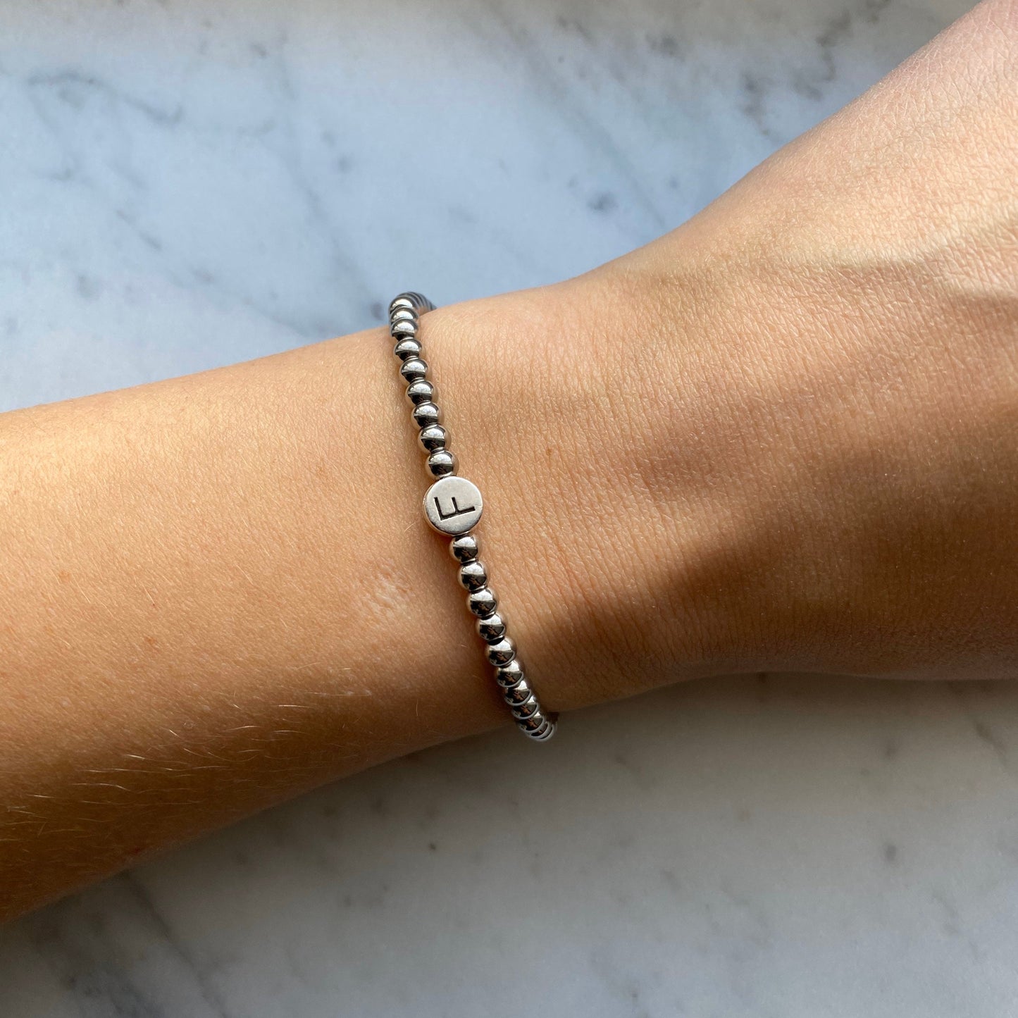 Personalisiertes Armband "Silver Letter" aus Edelstahlperlen