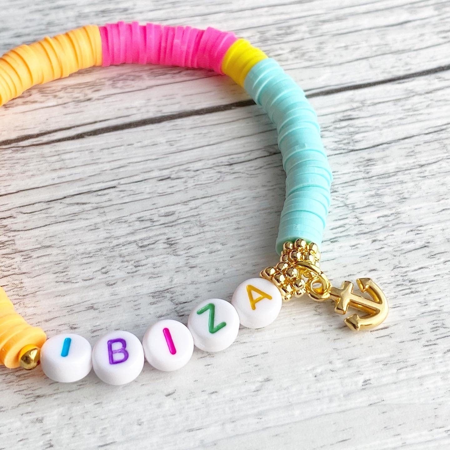 Personalisiertes Armband "Holiday" mit goldenem Anker Anhänger