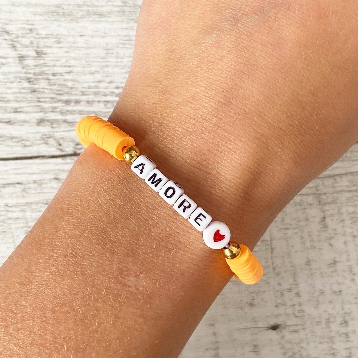 Personalisiertes Armband "Amore Neon" aus Katsuki Perlen