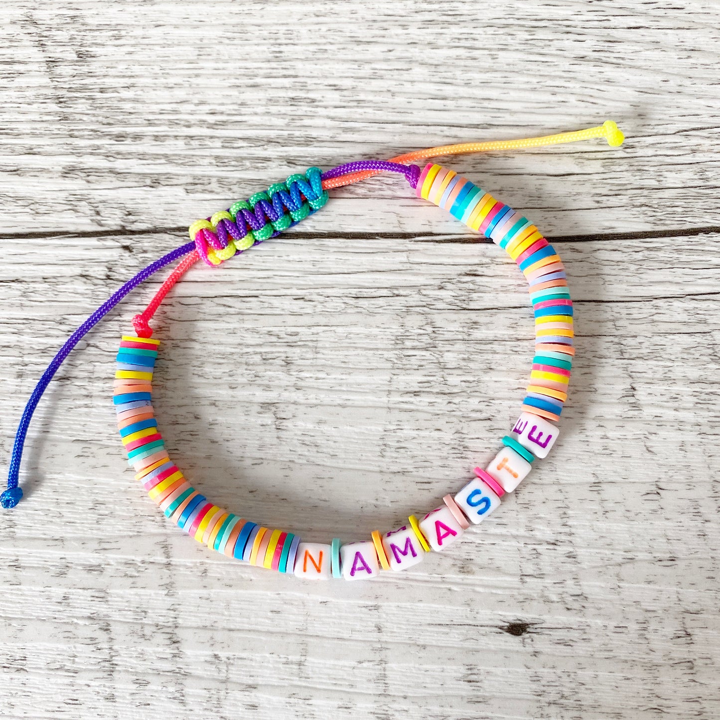 Personalisiertes Makramee Fußkettchen NEON