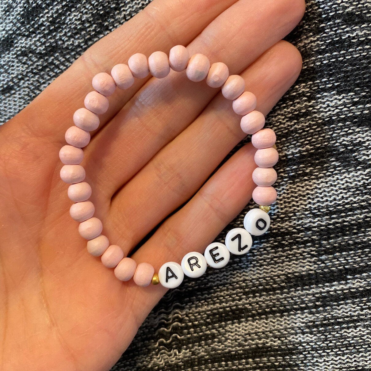 Personalisiertes Armband "Rosé Words" aus rosa Holzperlen