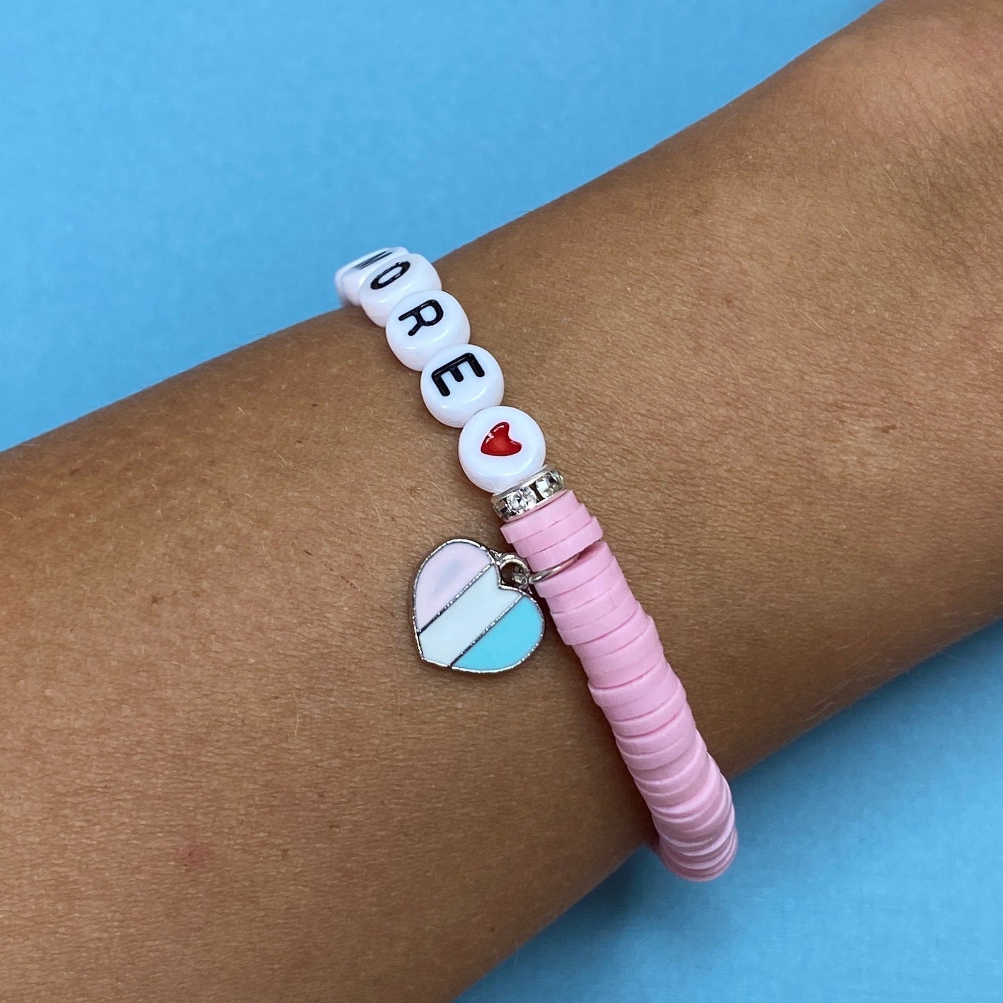 Personalisiertes Armband "Pastelly" aus Katsuki Perlen mit Herz Anhänger