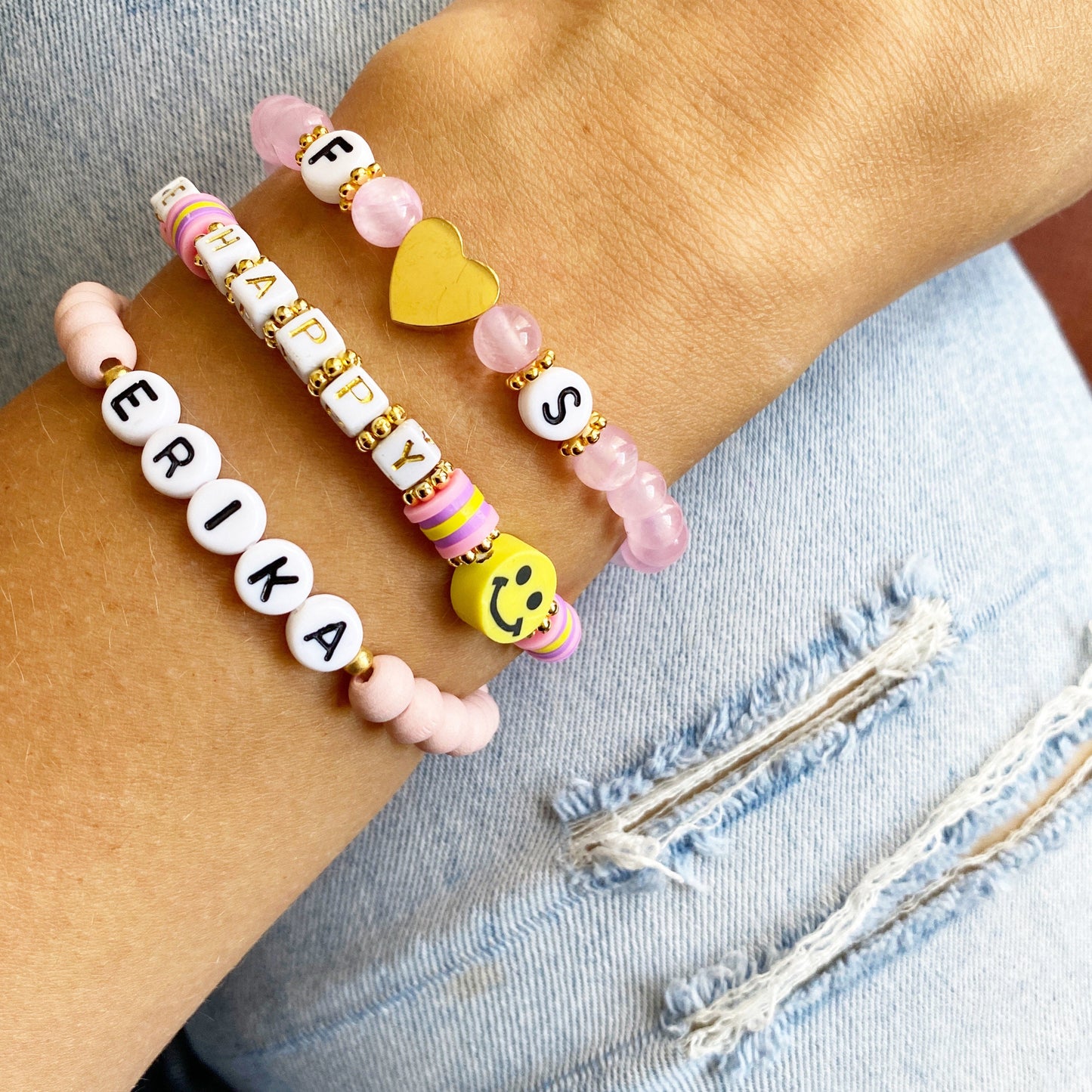 Personalisiertes Armband "Rosé Words" aus rosa Holzperlen
