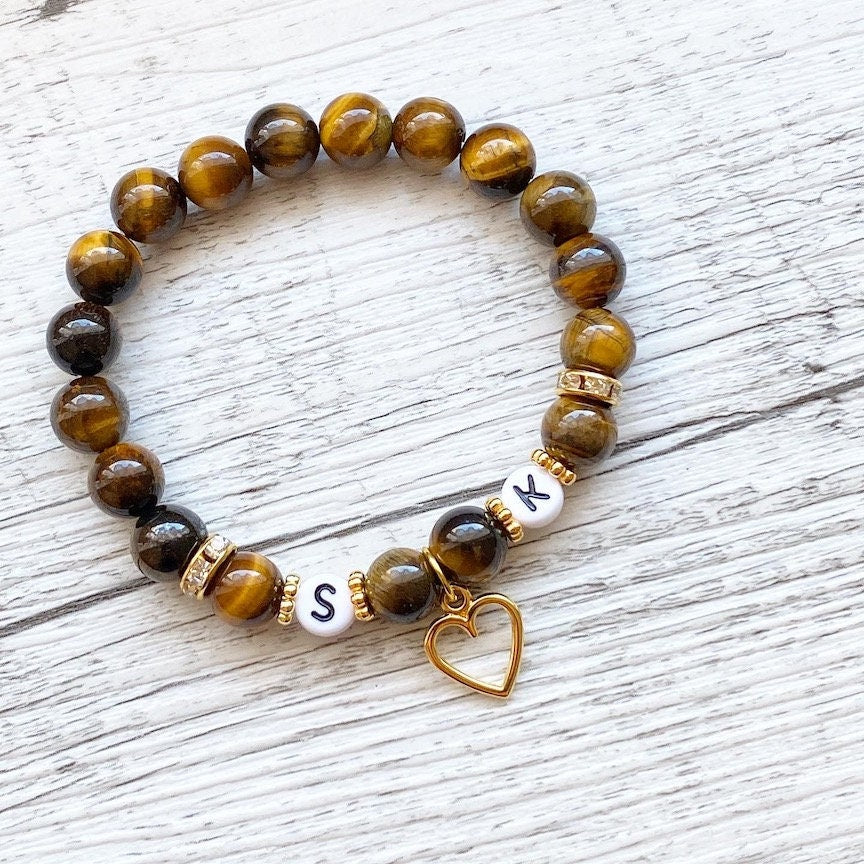 Personalisiertes Armband aus Tigerauge Edelsteinen und Herz Anhänger in Gold
