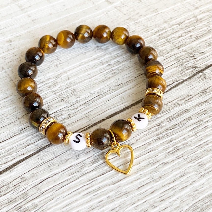 Personalisiertes Armband aus Tigerauge Edelsteinen und Herz Anhänger in Gold