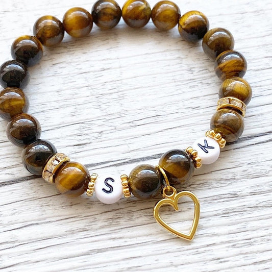Personalisiertes Armband aus Tigerauge Edelsteinen und Herz Anhänger in Gold