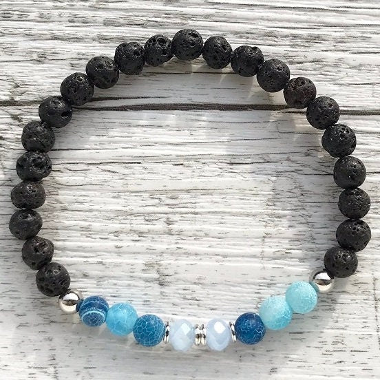 Perlenarmband mit Lavastein und blauem Achat | Handgefertigt