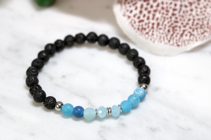 Perlenarmband mit Lavastein und blauem Achat | Handgefertigt
