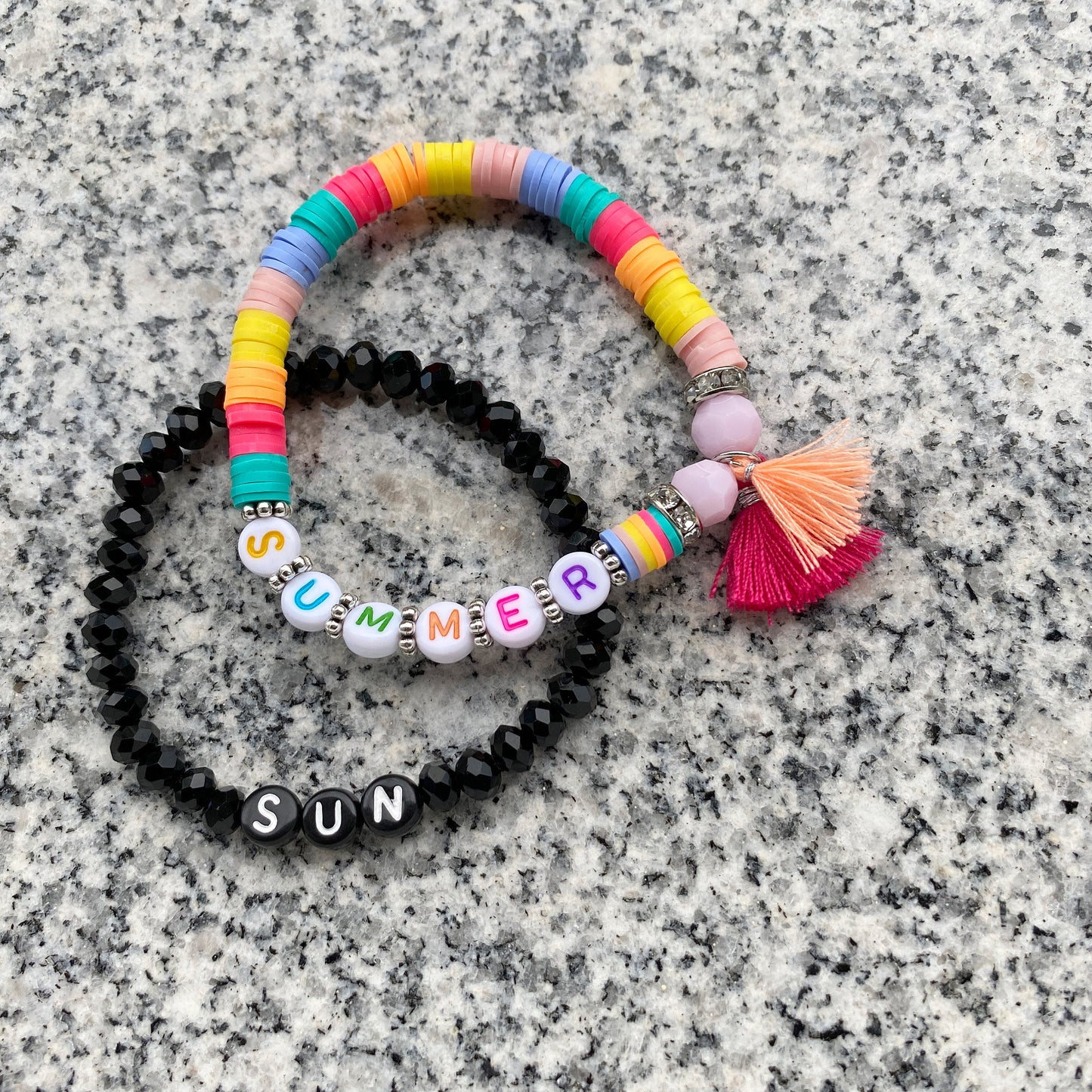 Personalisiertes Armband "Summer" mit 2 Quasten